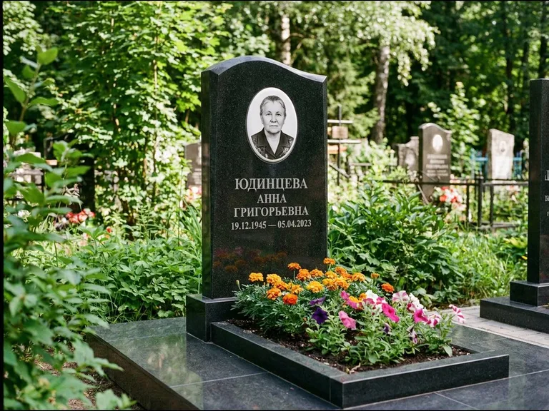 Овальный портрет на сером граните — работа «Юдинцева» в Магнитогорске