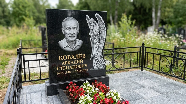 Гравировка ангела на памятник в Магнитогорске — памятник из чёрного гранита с гравировкой