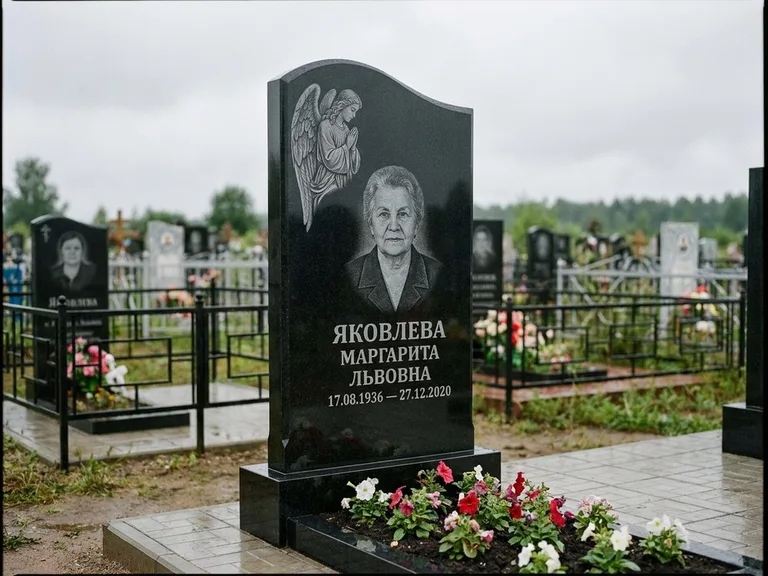 Памятник с гравировкой ангела — гравировка молящегося ангела в верхней части стелы, работа «Яковлева» в Магнитогорске