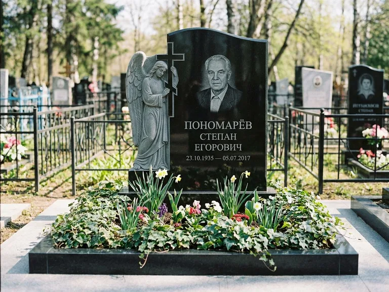 Памятник с гравировкой ангела — гравировка ангела с крестом рядом с эпитафией, работа «Пономарёв» в Магнитогорске