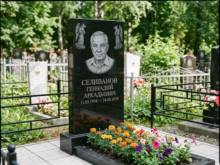 Памятник с гравировкой ангела — гравировка двух ангелов по сторонам портрета, работа «Селиванов» в Магнитогорске