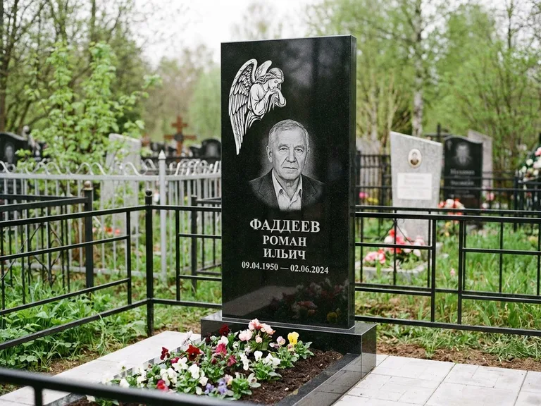 Памятник с гравировкой ангела — белая гравировка скорбящего ангела над портретом, работа «Фаддеев» в Магнитогорске