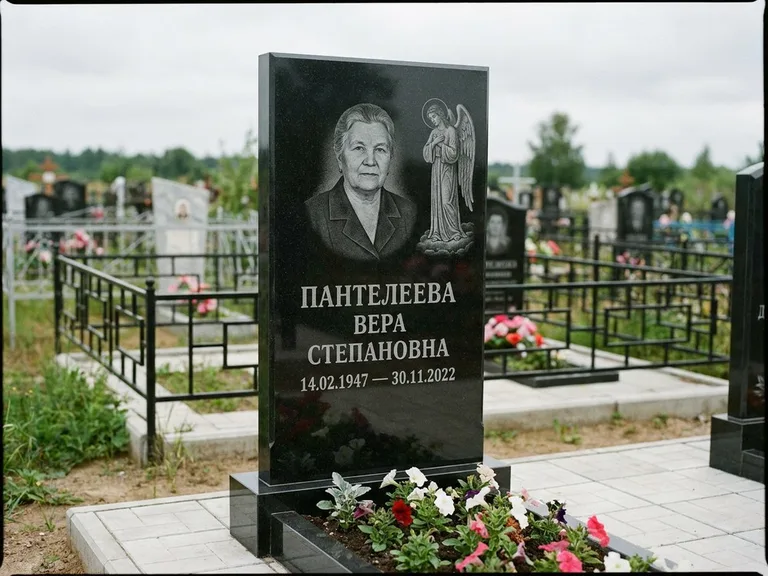Памятник с гравировкой ангела — гравировка ангела-хранителя сбоку от портрета, работа «Пантелеева» в Магнитогорске
