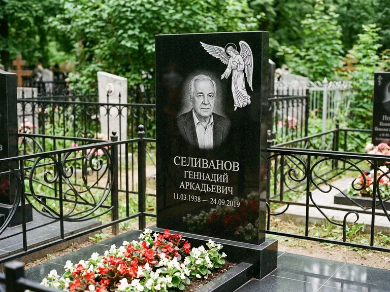 Памятник с гравировкой ангела — белая гравировка скорбящего ангела над портретом, работа «Селиванов» в Магнитогорске