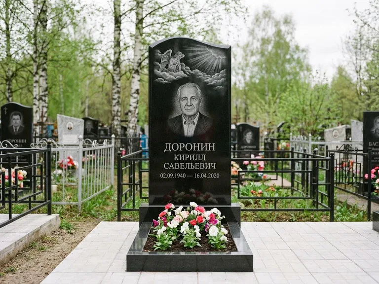 Памятник с гравировкой ангела — гравировка ангела в облаках с лучами над портретом, работа «Доронин» в Магнитогорске