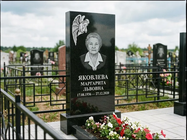 Памятник с гравировкой ангела — белая гравировка скорбящего ангела над портретом, работа «Яковлева» в Магнитогорске