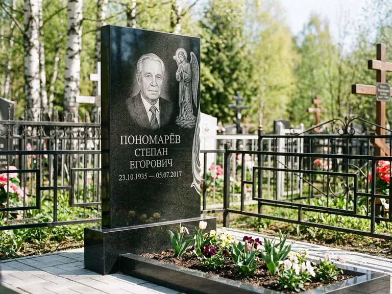 Памятник с гравировкой ангела — гравировка ангела-хранителя сбоку от портрета, работа «Пономарёв» в Магнитогорске