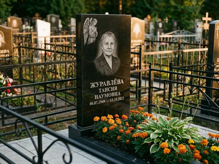 Памятник с гравировкой ангела — гравировка молящегося ангела в верхней части стелы, работа «Журавлёва» в Магнитогорске