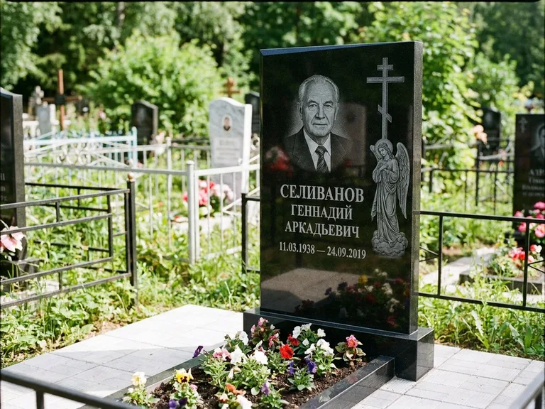 Памятник с гравировкой ангела — гравировка ангела с крестом рядом с эпитафией, работа «Селиванов» в Магнитогорске