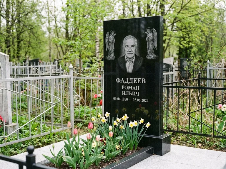 Памятник с гравировкой ангела — гравировка двух ангелов по сторонам портрета, работа «Фаддеев» в Магнитогорске