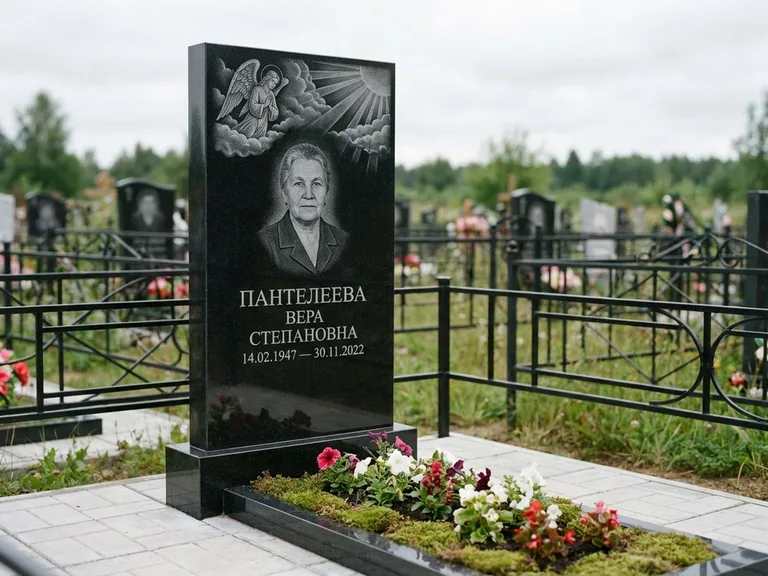 Памятник с гравировкой ангела — гравировка ангела в облаках с лучами над портретом, работа «Пантелеева» в Магнитогорске