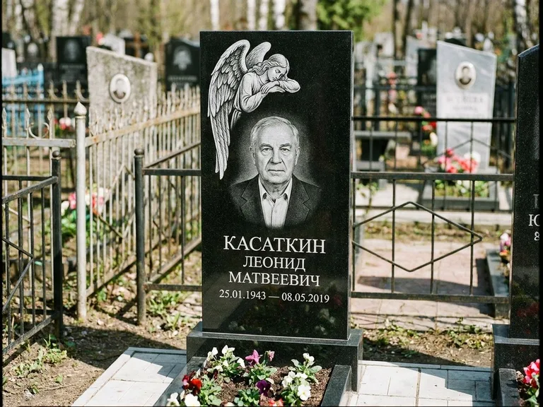 Памятник с гравировкой ангела — белая гравировка скорбящего ангела над портретом, работа «Касаткин» в Магнитогорске