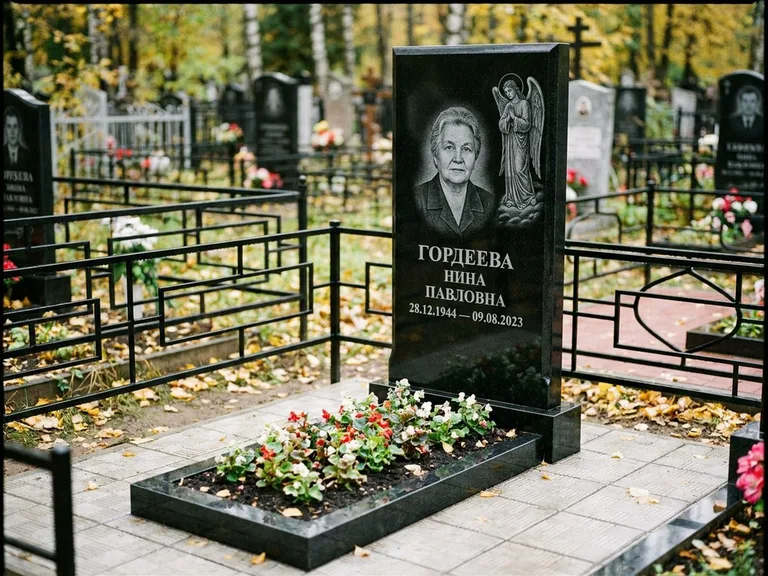 Памятник с гравировкой ангела — гравировка ангела-хранителя сбоку от портрета, работа «Гордеева» в Магнитогорске