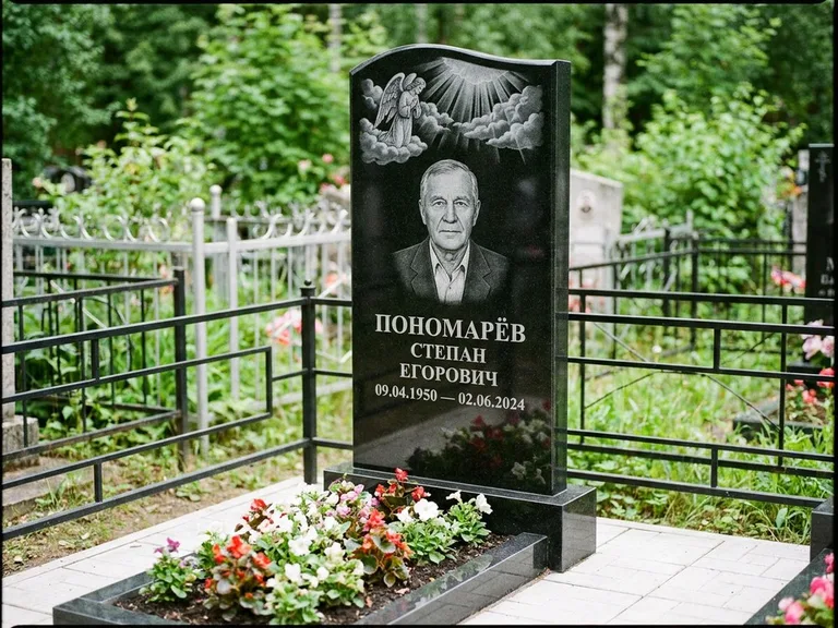 Памятник с гравировкой ангела — гравировка ангела-хранителя сбоку от портрета, работа «Лобанова» в Магнитогорске