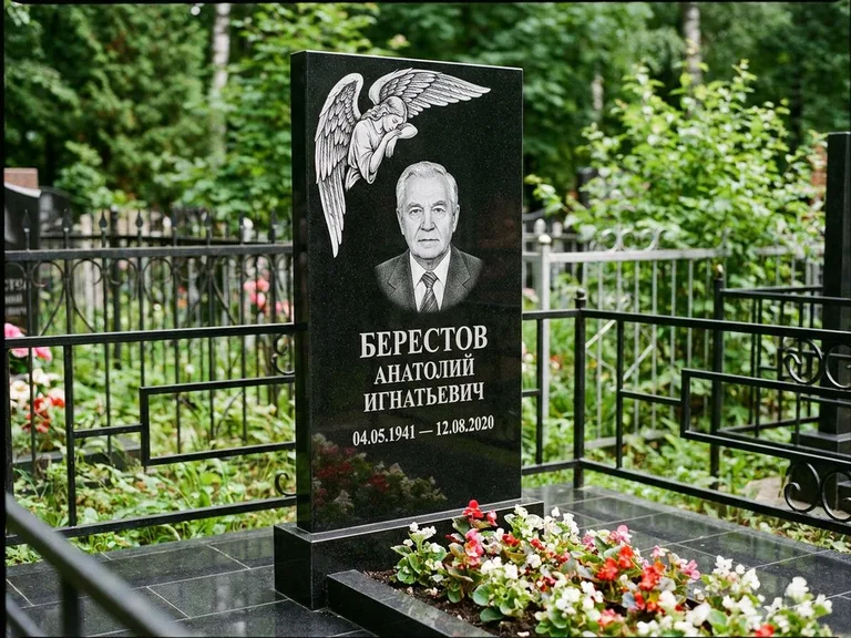 Памятник с гравировкой ангела — гравировка молящегося ангела в верхней части стелы, работа «Свиридов» в Магнитогорске