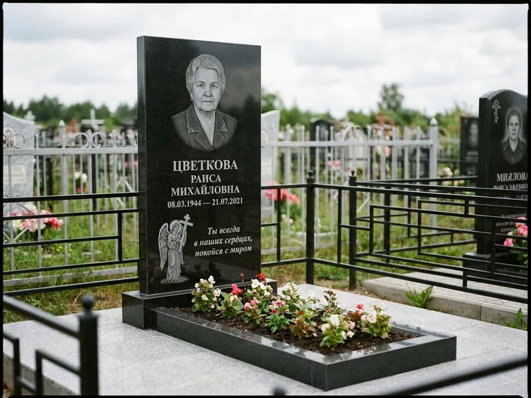 Памятник с гравировкой ангела — гравировка двух ангелов по сторонам портрета, работа «Яковлева» в Магнитогорске