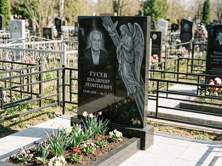 Памятник с гравировкой ангела — гравировка ангела в облаках с лучами над портретом, работа «Пономарёв» в Магнитогорске