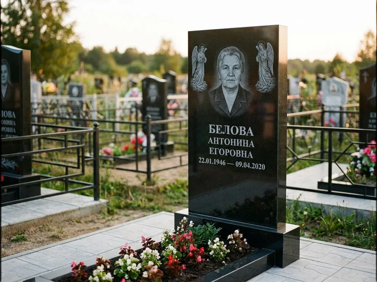 Памятник с гравировкой ангела — белая гравировка скорбящего ангела над портретом, работа «Журавлёва» в Магнитогорске