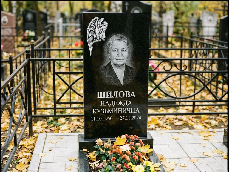 Памятник с гравировкой ангела — гравировка молящегося ангела в верхней части стелы, работа «Гордеева» в Магнитогорске