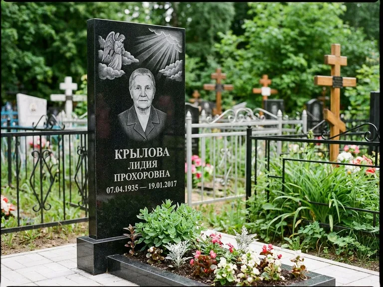 Памятник с гравировкой ангела — гравировка ангела в облаках с лучами над портретом, работа «Лобанова» в Магнитогорске