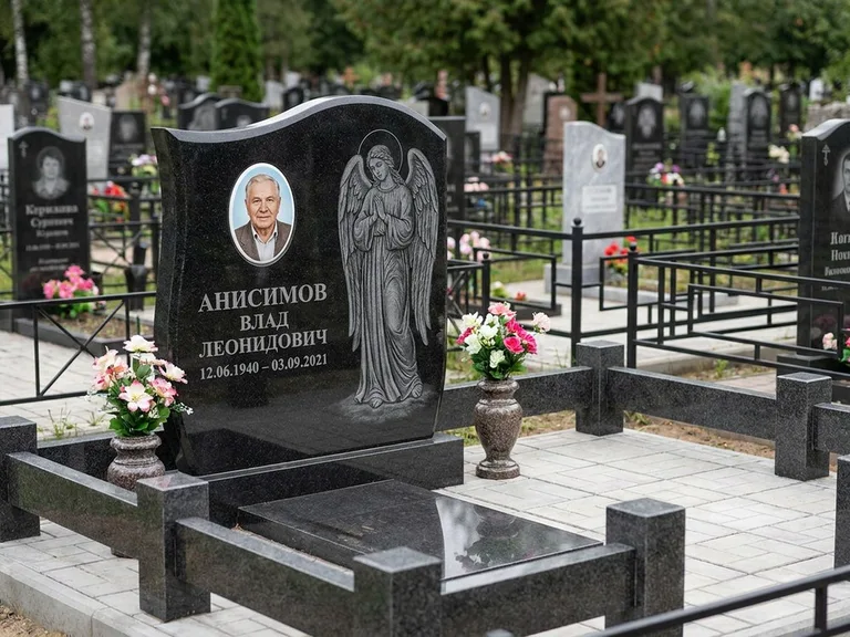 Памятник с гравировкой ангела — белая гравировка скорбящего ангела над портретом, работа «Свиридов» в Магнитогорске