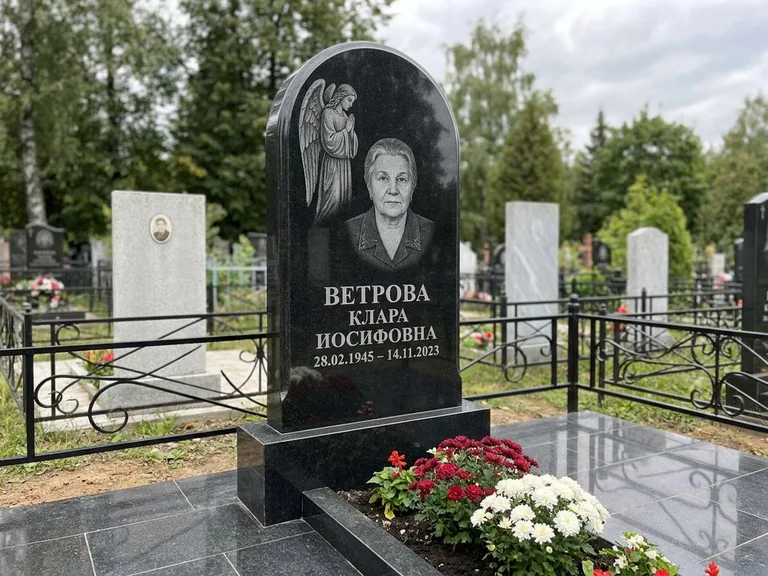 Памятник с гравировкой ангела — гравировка ангела-хранителя сбоку от портрета, работа «Игнатова» в Магнитогорске
