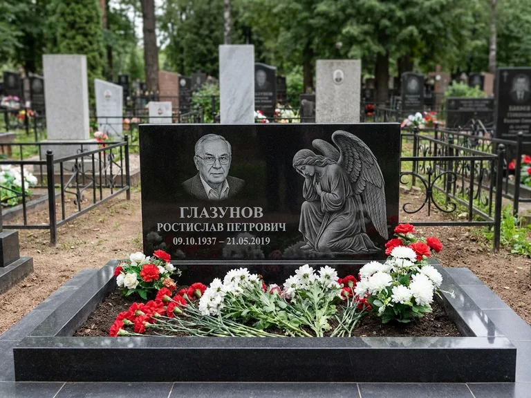 Памятник с гравировкой ангела — гравировка молящегося ангела в верхней части стелы, работа «Доронин» в Магнитогорске