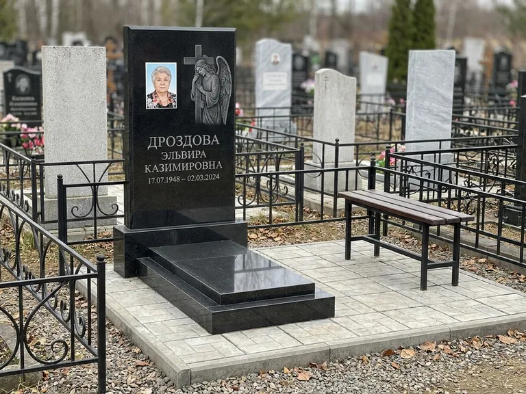 Памятник с гравировкой ангела — гравировка ангела с крестом рядом с эпитафией, работа «Яковлева» в Магнитогорске