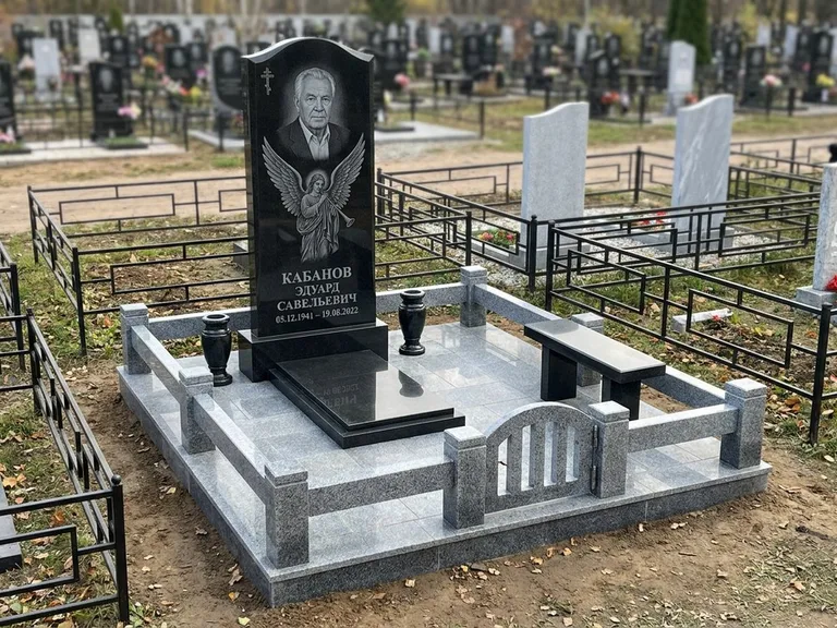 Памятник с гравировкой ангела — гравировка ангела с голубем по диагонали стелы, работа «Пономарёв» в Магнитогорске