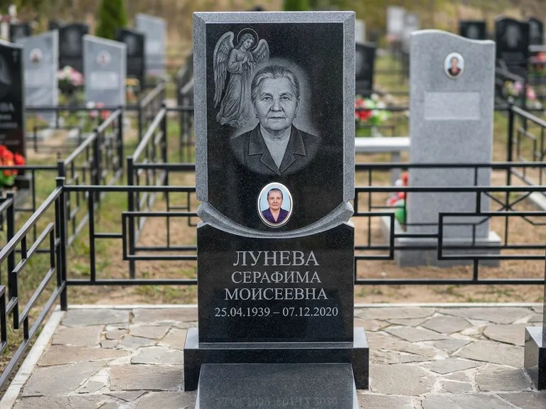 Памятник с гравировкой ангела — гравировка двух ангелов по сторонам портрета, работа «Журавлёва» в Магнитогорске