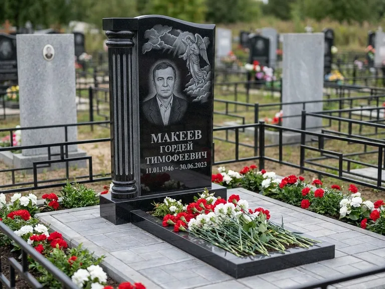 Памятник с гравировкой ангела — гравировка ангела в облаках с лучами над портретом, работа «Селиванов» в Магнитогорске