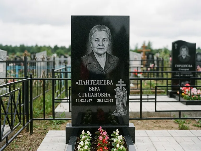 Памятник с гравировкой ангела — гравировка ангела с крестом рядом с эпитафией, работа «Пантелеева» в Магнитогорске