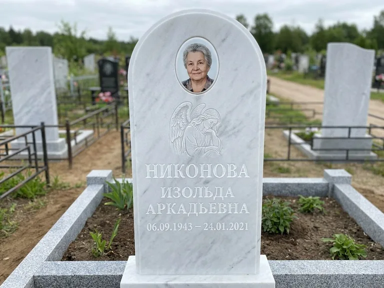 Памятник с гравировкой ангела — белая гравировка скорбящего ангела над портретом, работа «Гордеева» в Магнитогорске
