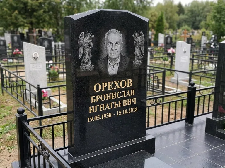 Памятник с гравировкой ангела — гравировка ангела-хранителя сбоку от портрета, работа «Фаддеев» в Магнитогорске