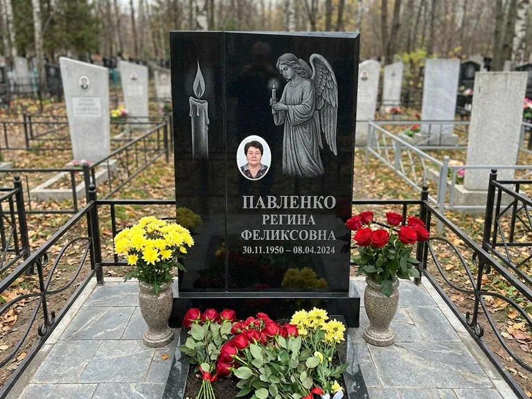 Памятник с гравировкой ангела — гравировка молящегося ангела в верхней части стелы, работа «Пантелеева» в Магнитогорске