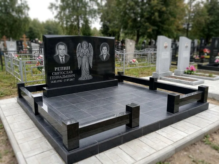 Памятник с гравировкой ангела — гравировка ангела с крестом рядом с эпитафией, работа «Касаткин» в Магнитогорске