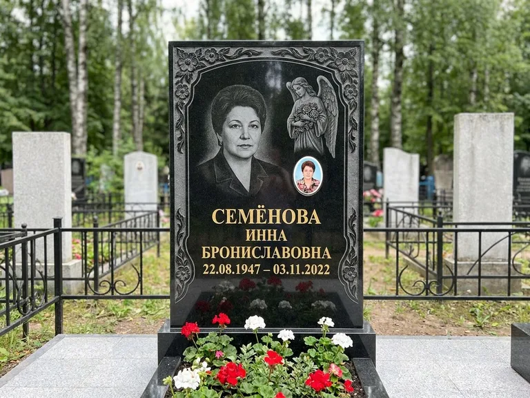 Памятник с гравировкой ангела — гравировка ангела с голубем по диагонали стелы, работа «Лобанова» в Магнитогорске