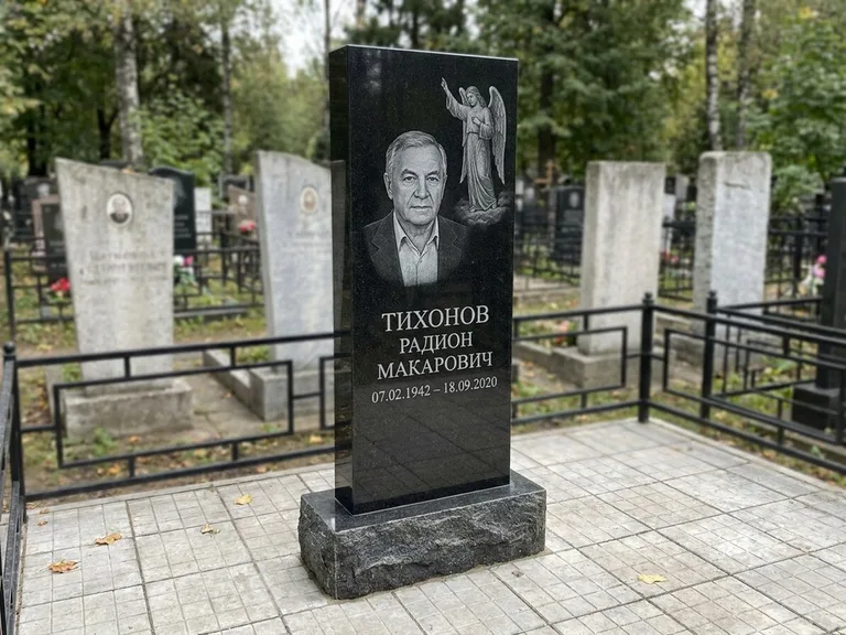 Памятник с гравировкой ангела — гравировка двух ангелов по сторонам портрета, работа «Свиридов» в Магнитогорске