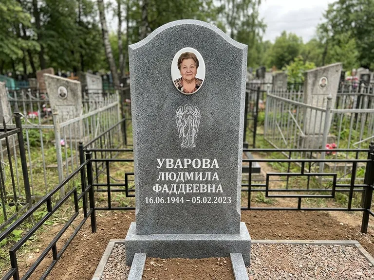 Памятник с гравировкой ангела — гравировка ангела в облаках с лучами над портретом, работа «Игнатова» в Магнитогорске