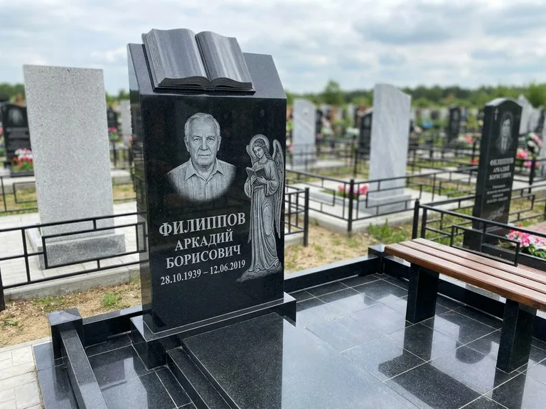 Памятник с гравировкой ангела — белая гравировка скорбящего ангела над портретом, работа «Доронин» в Магнитогорске