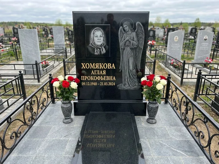 Памятник с гравировкой ангела — гравировка ангела-хранителя сбоку от портрета, работа «Яковлева» в Магнитогорске
