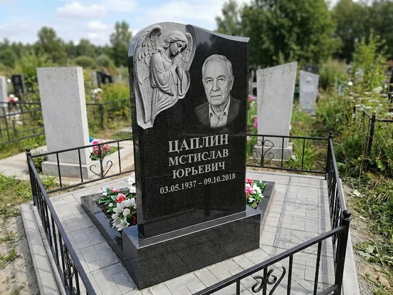 Памятник с гравировкой ангела — гравировка молящегося ангела в верхней части стелы, работа «Пономарёв» в Магнитогорске