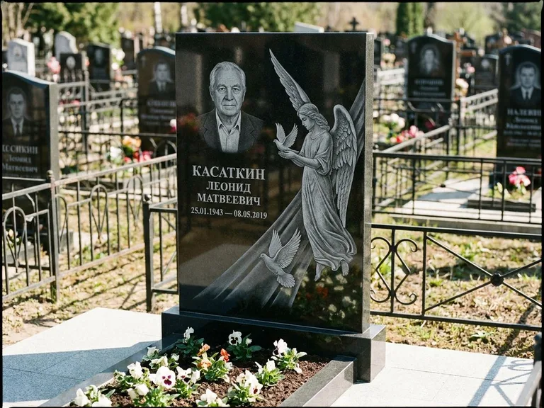Памятник с гравировкой ангела — гравировка ангела с голубем по диагонали стелы, работа «Касаткин» в Магнитогорске