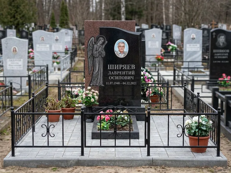 Памятник с гравировкой ангела — гравировка ангела с голубем по диагонали стелы, работа «Селиванов» в Магнитогорске