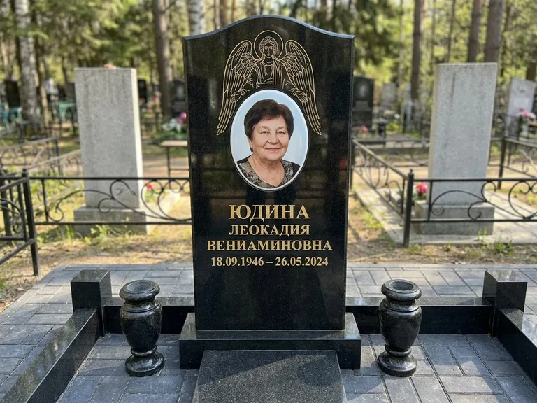 Памятник с гравировкой ангела — гравировка двух ангелов по сторонам портрета, работа «Гордеева» в Магнитогорске