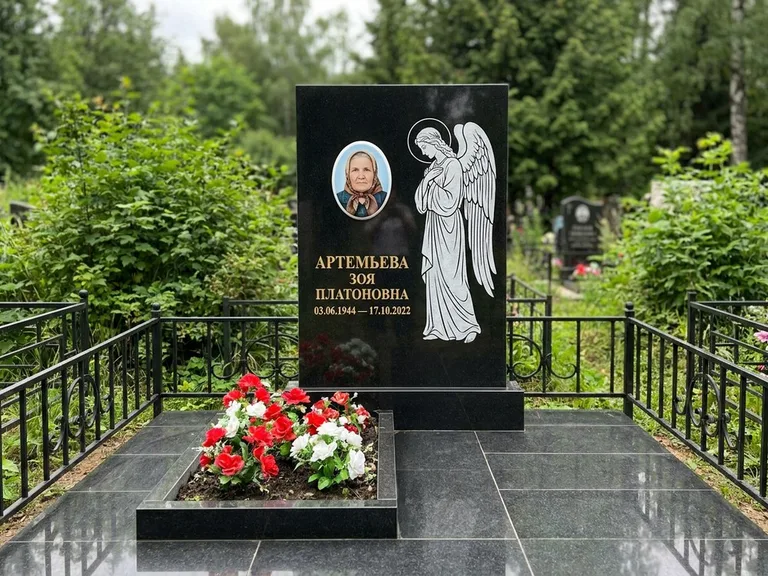 Памятник с гравировкой ангела — гравировка ангела в облаках с лучами над портретом, работа «Фаддеев» в Магнитогорске