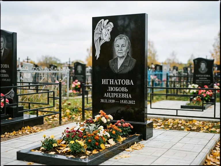 Памятник с гравировкой ангела — белая гравировка скорбящего ангела над портретом, работа «Игнатова» в Магнитогорске