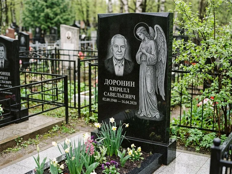 Памятник с гравировкой ангела — гравировка ангела-хранителя сбоку от портрета, работа «Доронин» в Магнитогорске