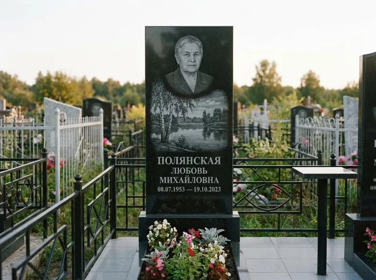 Памятник с гравировкой берёзы — гравировка берёзы у зеркального озера, работа «Полянская» в Магнитогорске
