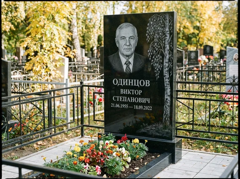 Памятник с гравировкой берёзы — гравировка плакучей берёзы с тонкими ветвями, работа «Одинцов» в Магнитогорске